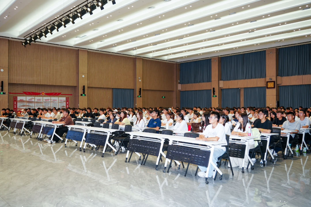 学院举办新生安全与法制教育讲座2.jpg